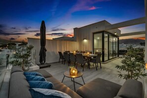 Outdoor dining - Holiday Home 'Fantastic Townhouse Near The Beach' with Sea View, Wi-Fi and Air Conditioning (Málaga)