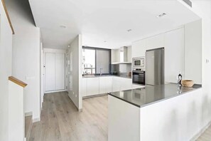 Refrigerador, microondas, horno, placa de cocina