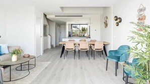 Un interior moderno con comedor, cocina y sala de estar.