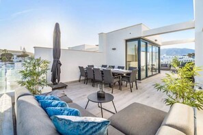 Outdoor dining - Holiday Home 'Fantastic Townhouse Near The Beach' with Sea View, Wi-Fi and Air Conditioning (Málaga)