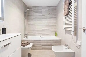 Bathtub, hair dryer, towels - Holiday Home 'Fantastic Townhouse Near The Beach' with Sea View, Wi-Fi and Air Conditioning (Málaga)