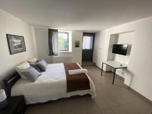 1 slaapkamer, een strijkplank/strijkijzer, reisbedje, gratis wifi