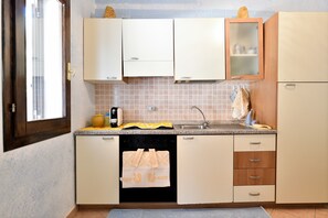 Frigorifero, microonde, forno, piano cottura