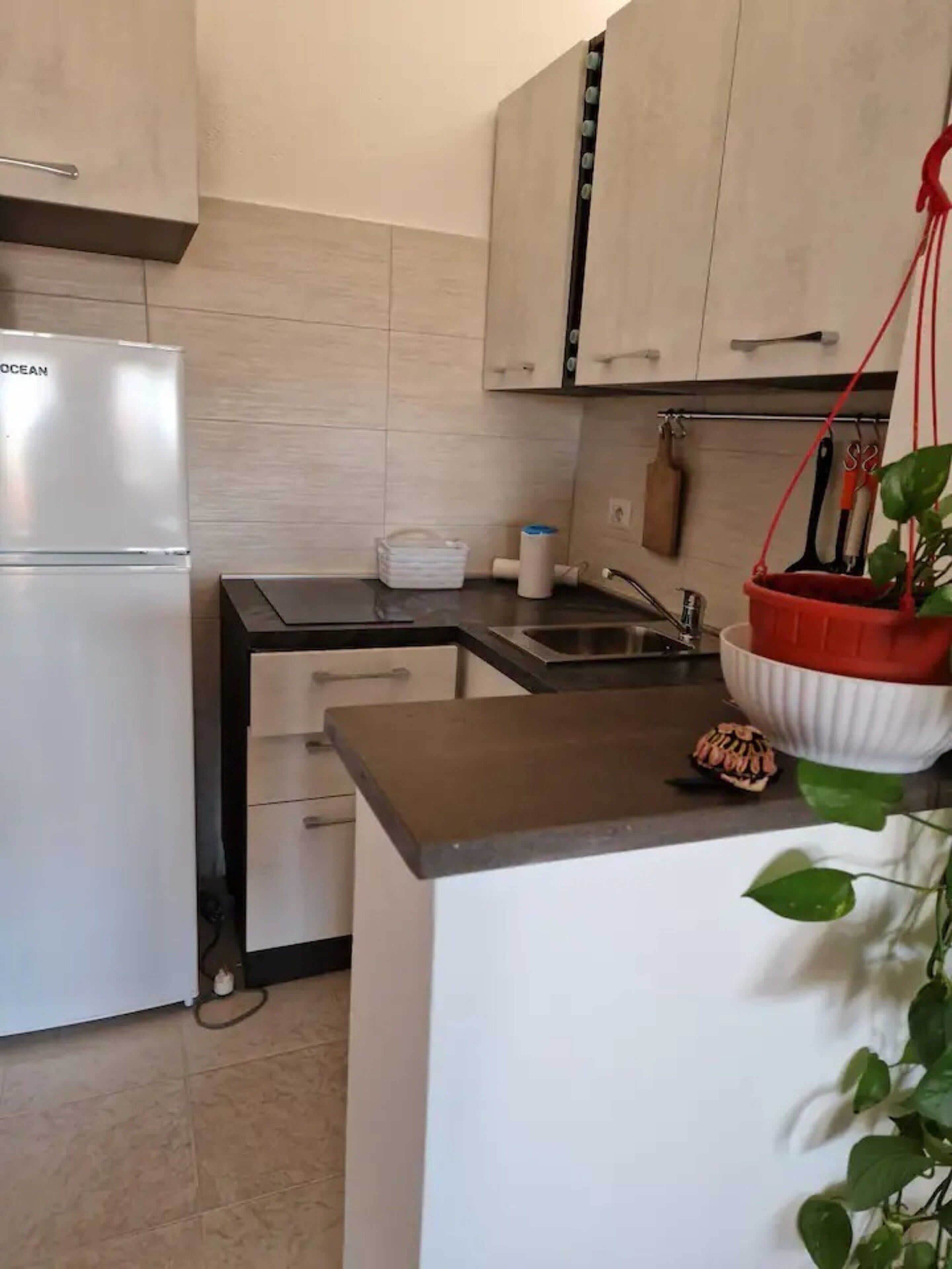 Réfrigérateur, four, plaque de cuisson, cafetière/bouilloire