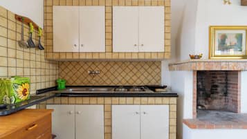 Kühlschrank, Herdplatte, Kochgeschirr/Geschirr/Besteck