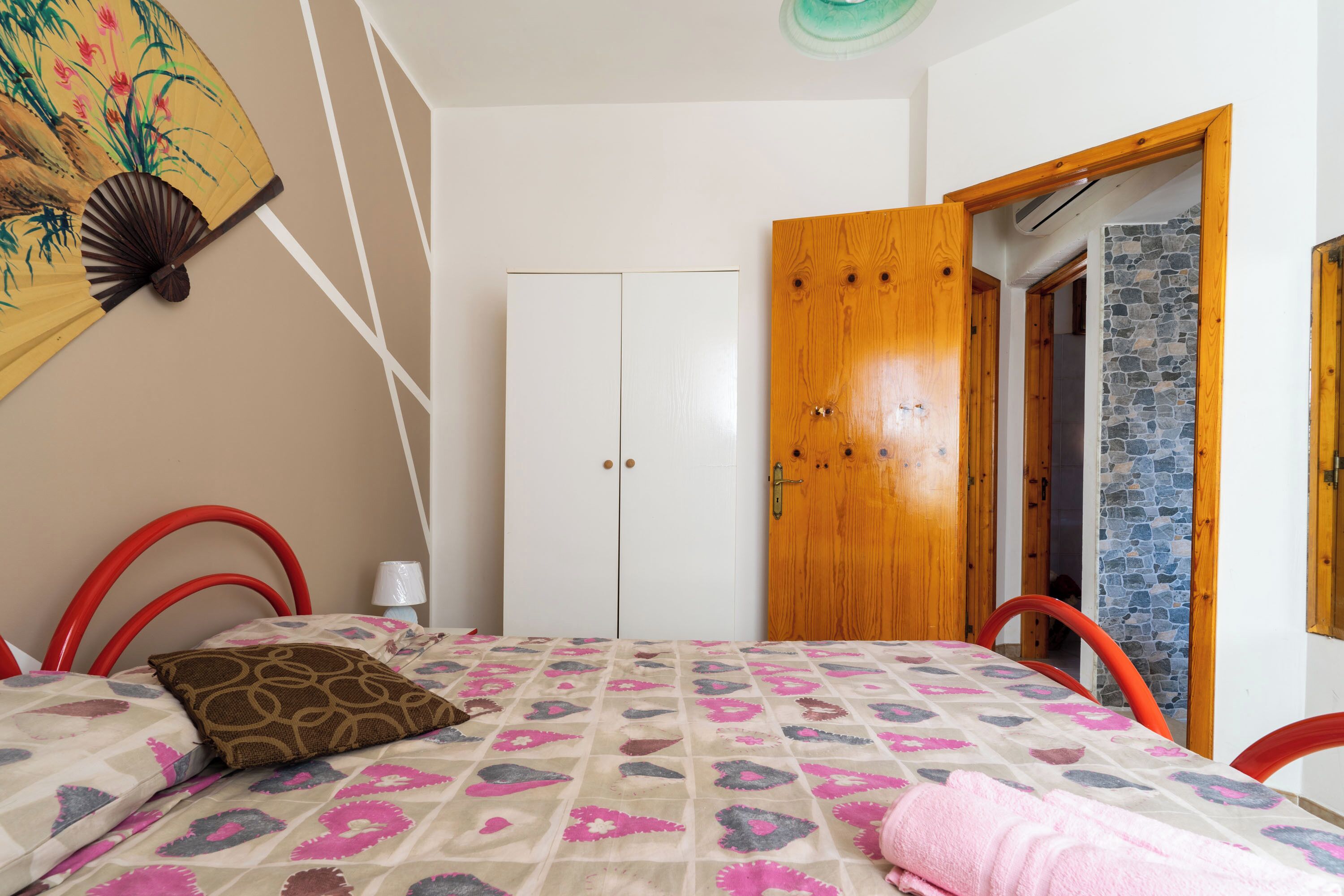 2 habitaciones, tabla de planchar con plancha, wifi y ropa de cama 