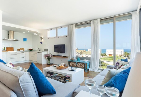 Televisie, een dvd-speler en een stereo