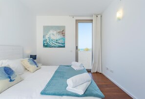 3 slaapkamers, een strijkplank/strijkijzer, gratis wifi, beddengoed