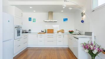 KĂŒhlschrank, Mikrowelle, Ofen, Herdplatte