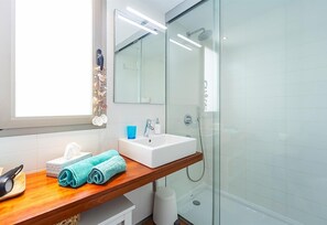 Dusche, kostenlose Toilettenartikel, Haartrockner, HandtĂŒcher