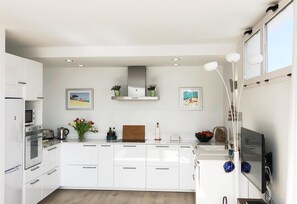 Een koelkast, een microgolfoven, een oven, een kookplaat