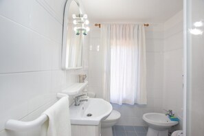 Een douche, een haardroger, handdoeken