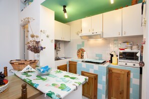 Frigorifero, forno, piano cottura, macchina per tè/caffè