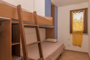 2 bedrooms, iron/ironing board, bed sheets