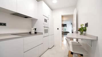 冷蔵庫、電子レンジ、オーブン、コンロ