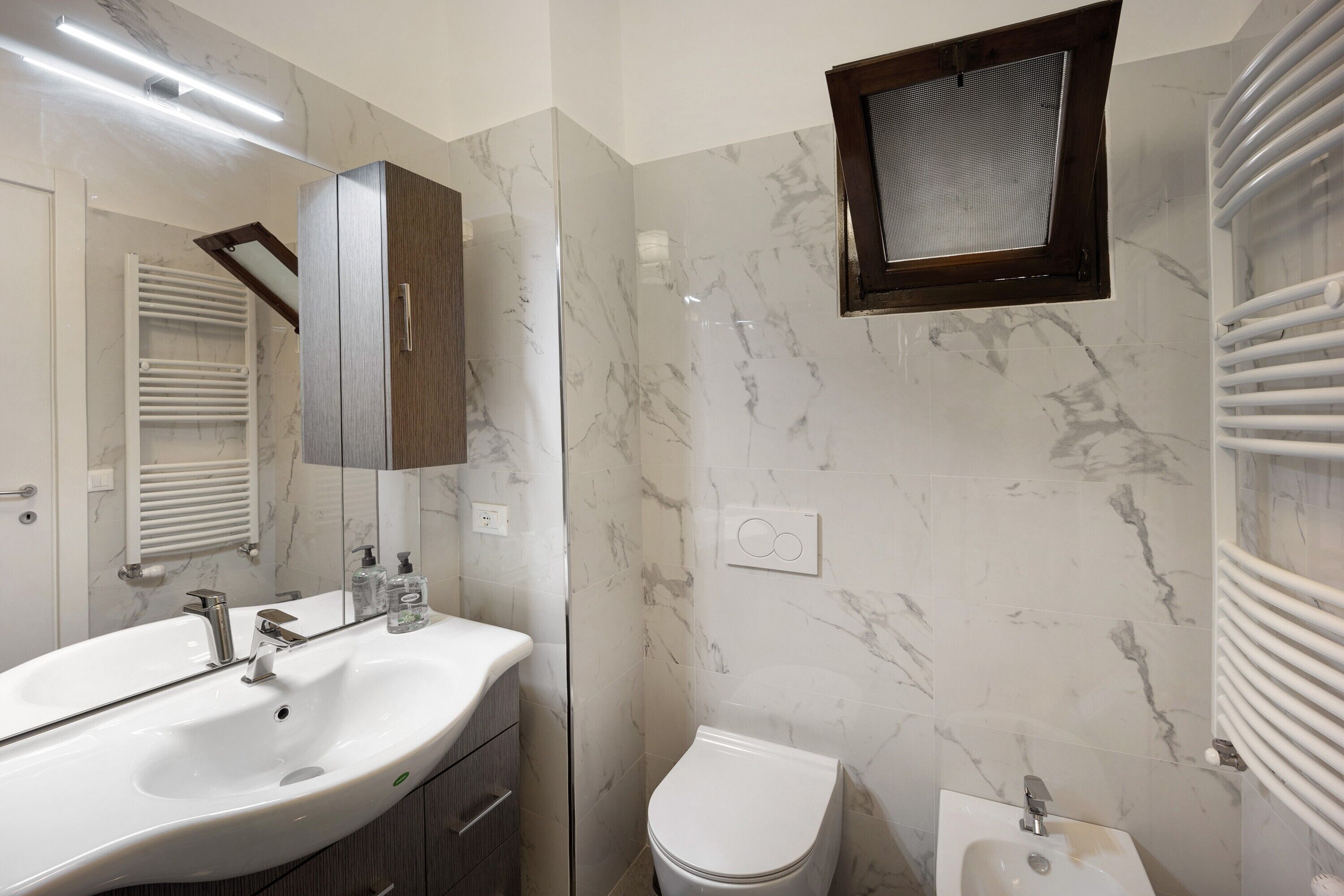 Ducha, secador de pelo, toallas