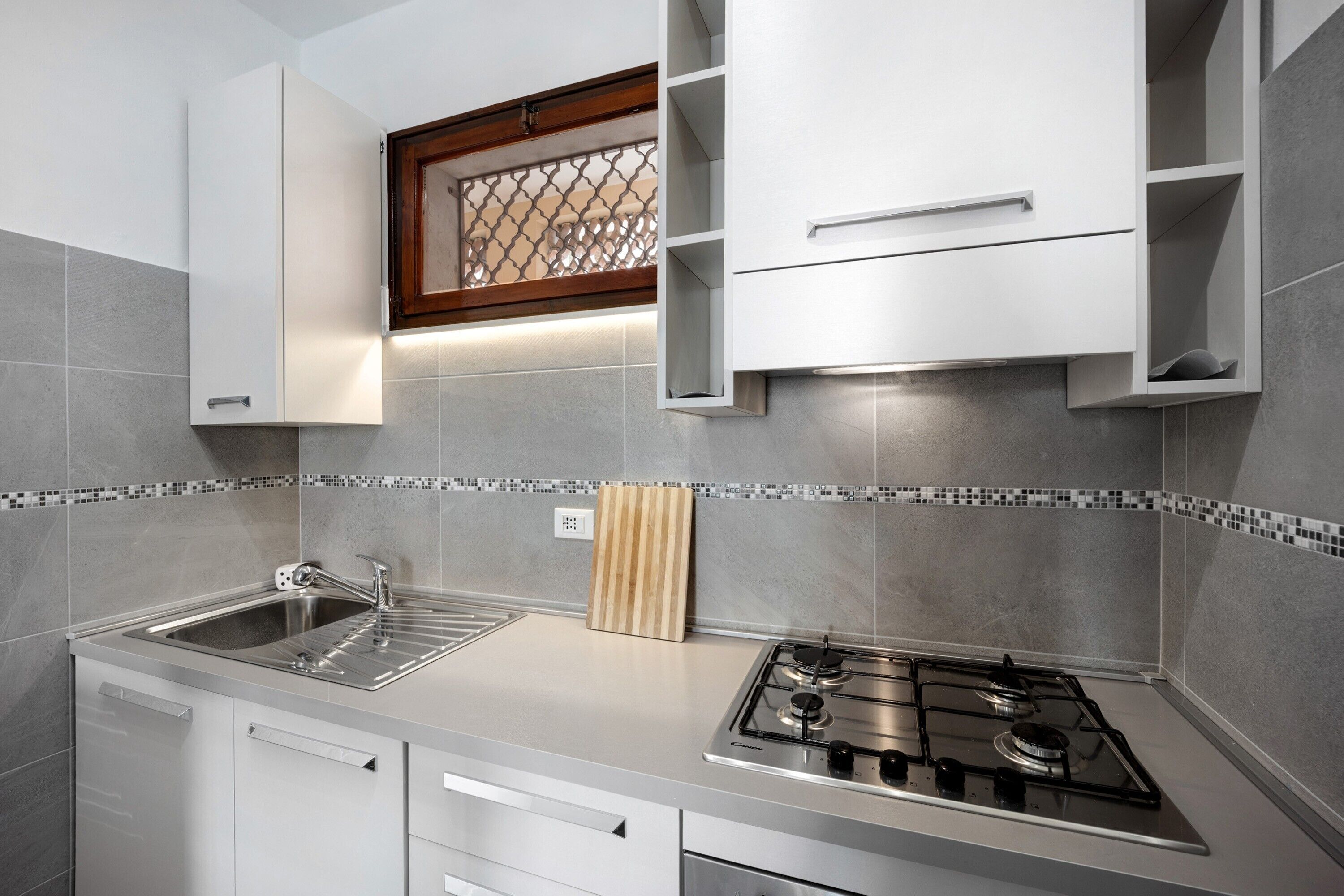 Refrigerador, horno, placa de cocina, lavavajillas