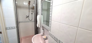 Basic Double Room | Bathroom | Shower, towels - Fleurie Guest House (Torquay)
