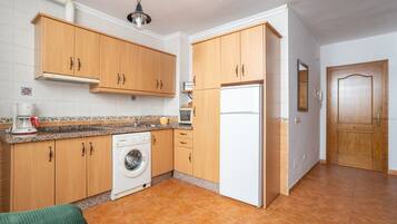 Refrigerador, microondas, parrilla de estufa y cafetera y tetera