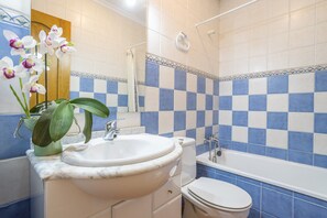 Baignoire, sèche-cheveux, serviettes fournies