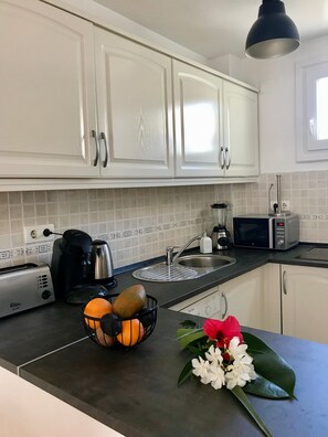 Fridge, microwave, dishwasher, coffee/tea maker