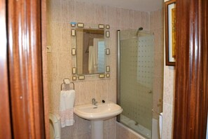 Gratis toiletartikelen, een haardroger, badjassen, pantoffels