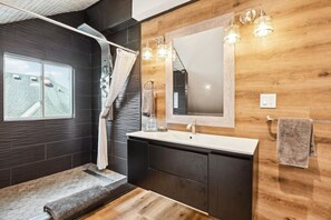 Een douche, een bubbelbad, een haardroger, handdoeken