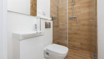 Douche, sèche-cheveux, serviettes fournies, shampoing