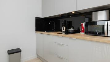 Réfrigérateur, micro-ondes, plaque de cuisson, lave-vaisselle