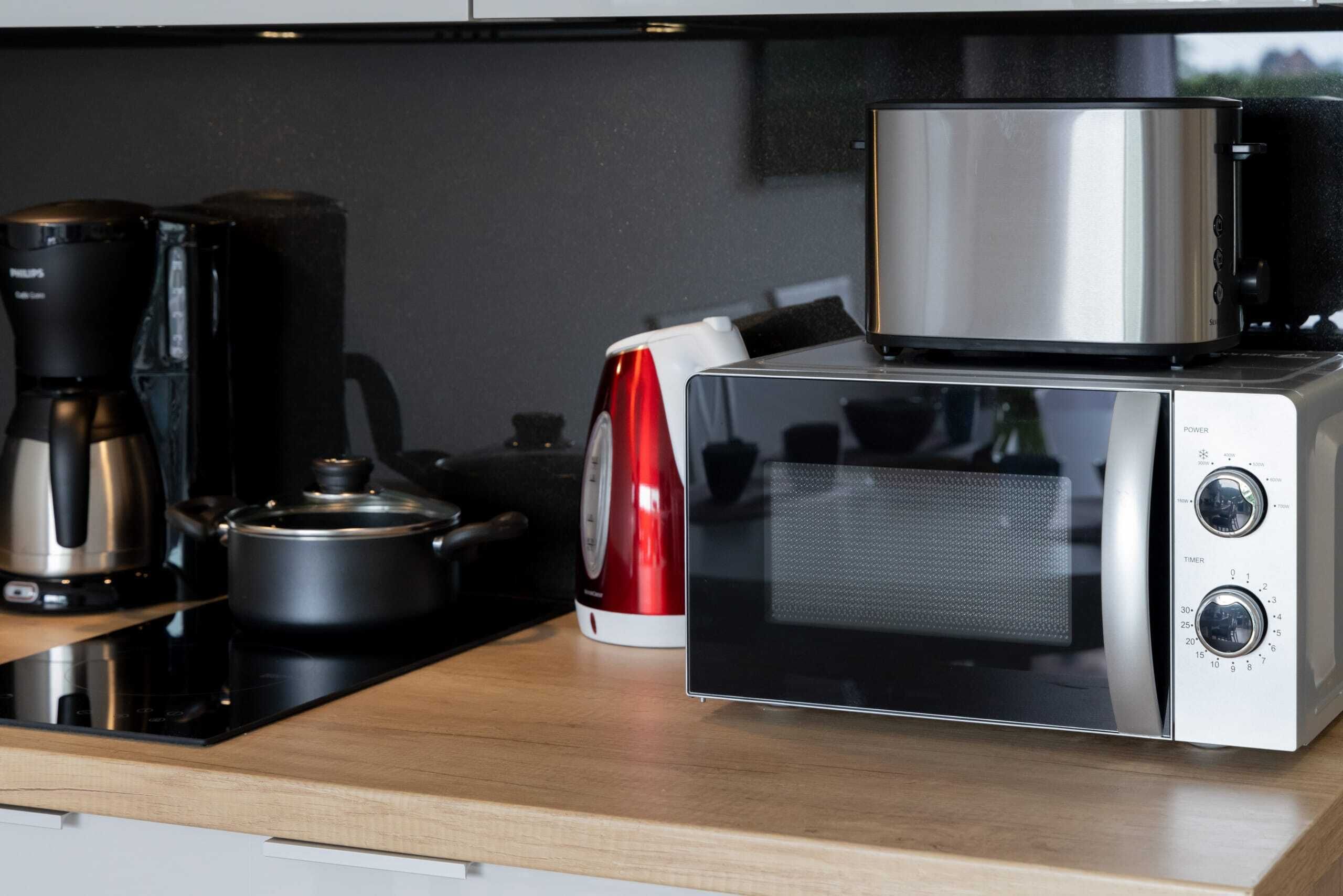 Kaffetrakter/tekoker, kjøleskap, mikrobølgeovn og kokeplater
