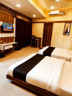 Deluxe Triple Room | Free WiFi, bed sheets - Hotel Keerthana Inn (Puttur)