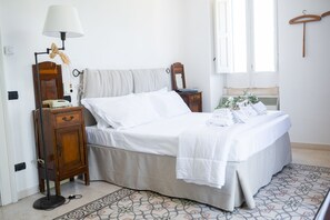 高级双人房 | 迷你吧、旅行婴儿床、免费 WiFi、床单