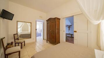 Deluxe Triple Room | Minibar, travel crib, free WiFi, bed sheets