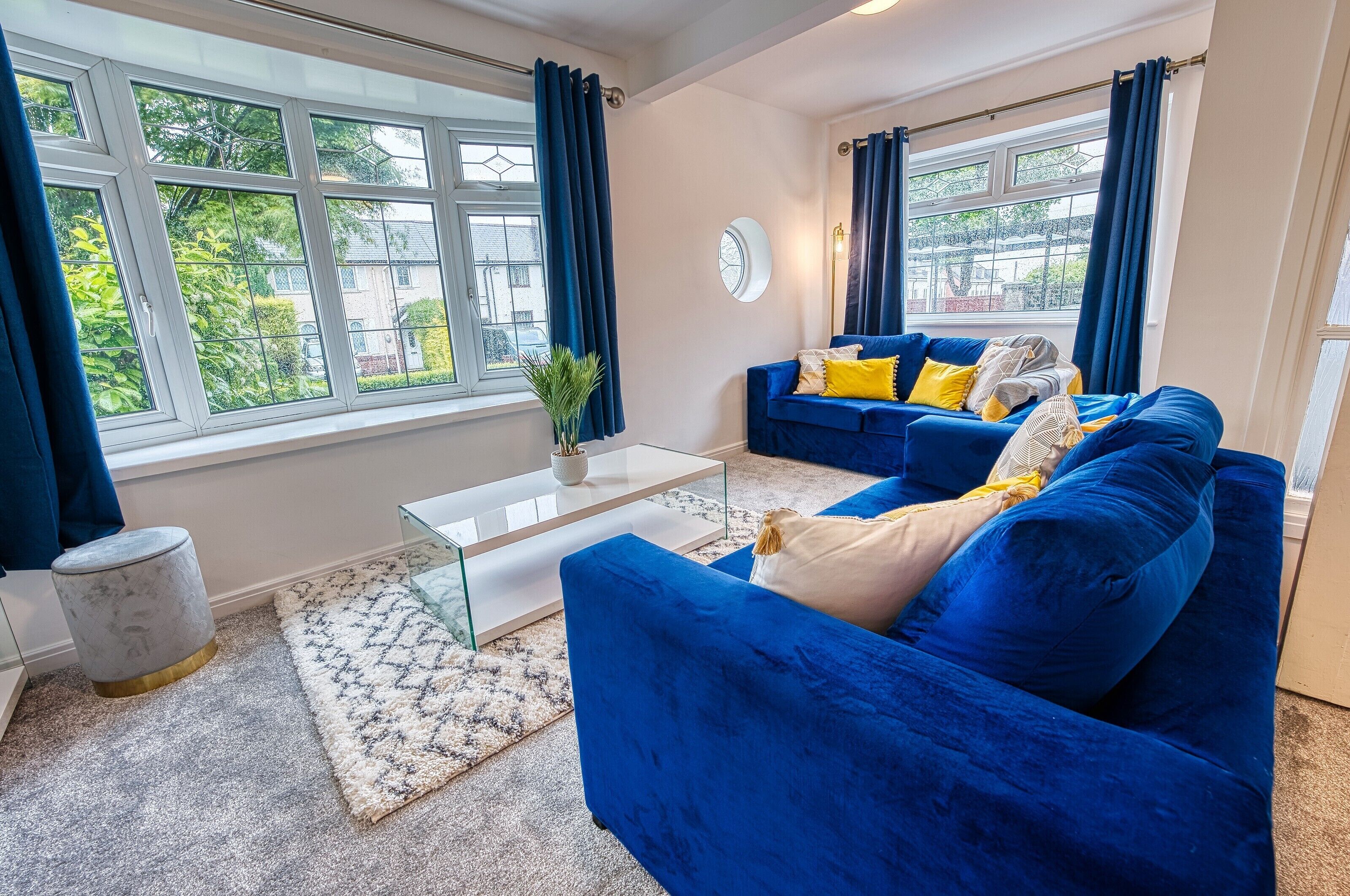 43 inci sebuah televisyen pintar dengan satelit, TV, Netflix