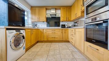 Microwave, oven, pemanggang roti, dan peralatan masak/sendok-piring