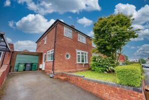 Exterior - Modern 3 Bedroom 2 Bath Hse with Parking (Wednesbury)