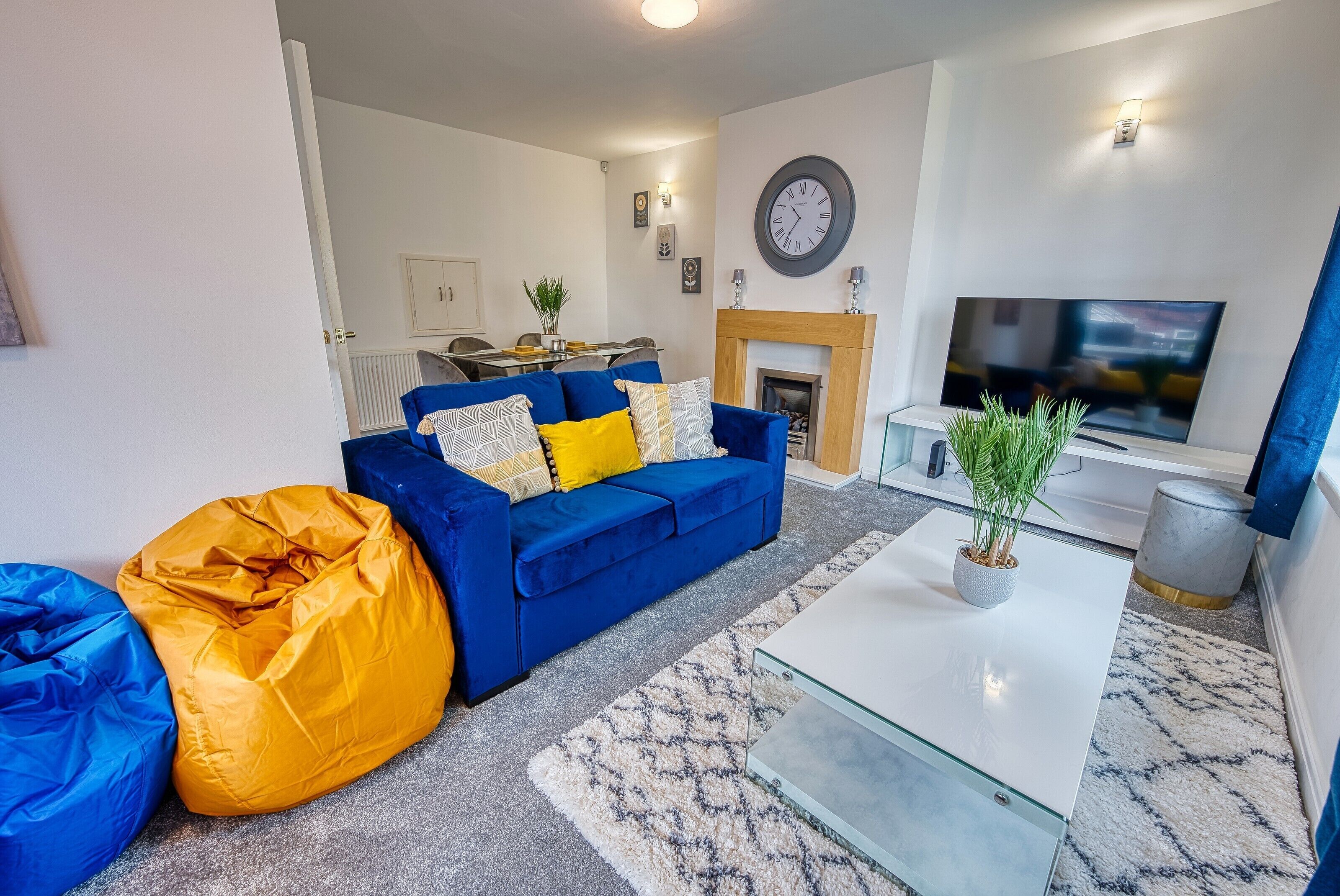 43 inci sebuah televisyen pintar dengan satelit, TV, Netflix