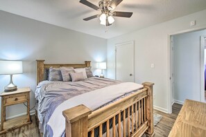 2 habitaciones, escritorio y tabla de planchar con plancha 