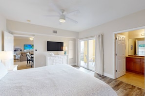 3 bedrooms, iron/ironing board, free WiFi - Beach Views, Steps to the Beach Access. Waterfront Resort Heated Pool & Hot Tub. Fishing Dock. (Treasure Island)