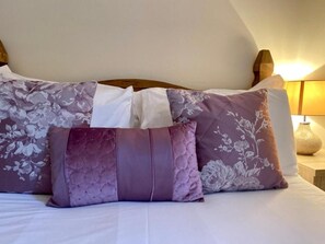 2 bedrooms, WiFi - Highland Self Catering Retreat With Stunning Views (Banavie)