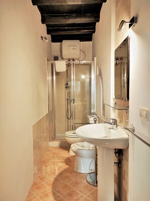 Bathtub, towels