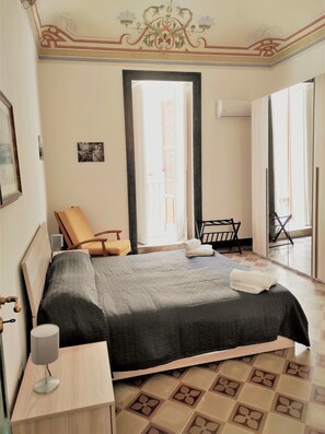 Travel crib, free WiFi, bed sheets