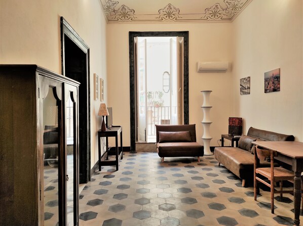 Classic Apartment | Living area | TV - Residenza Diana (Syracuse)
