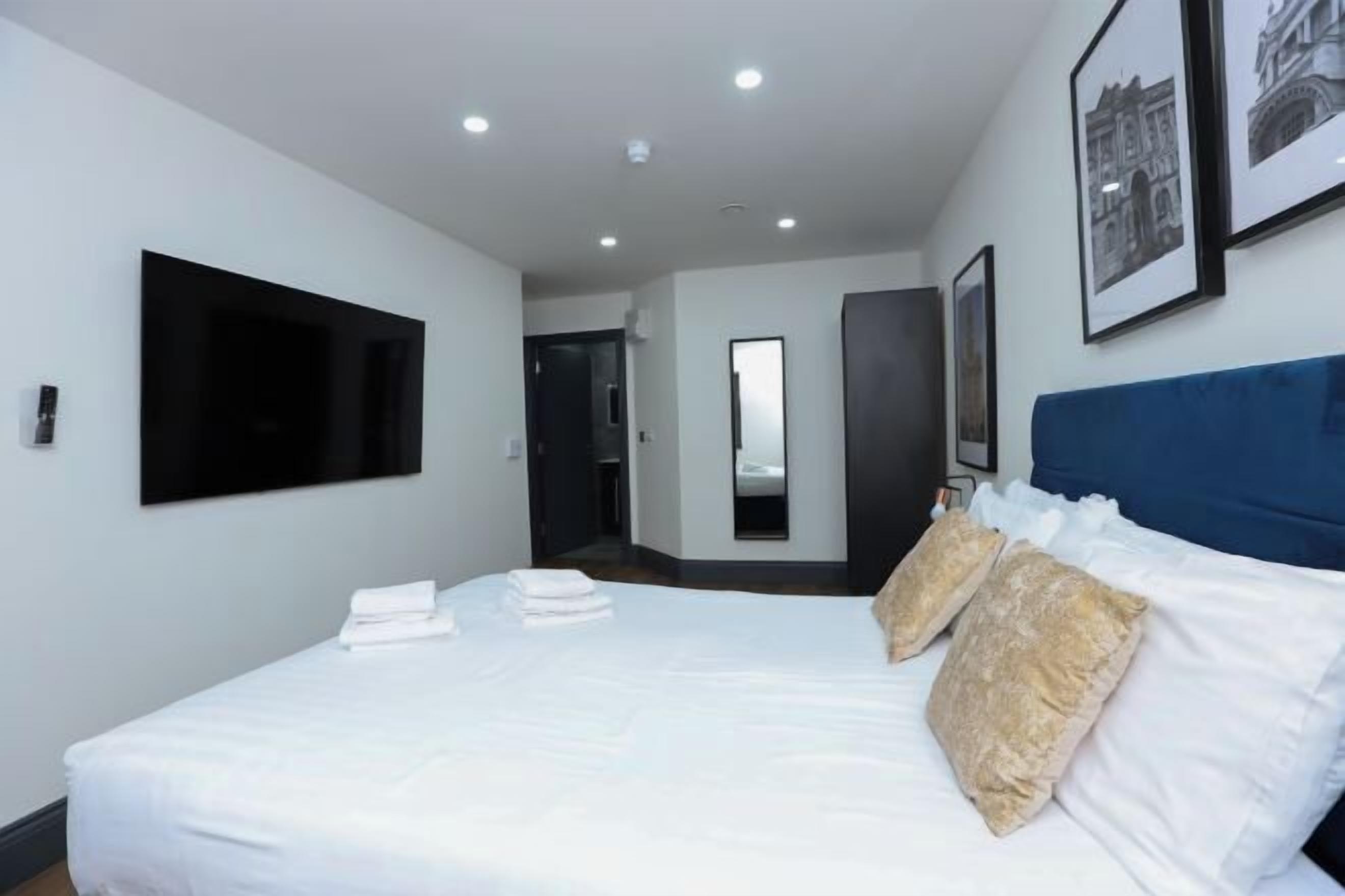 Iron/ironing board, free WiFi, bed sheets