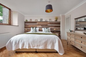 6 Schlafzimmer, Schreibtisch, Bügeleisen/Bügelbrett, Reisekinderbett