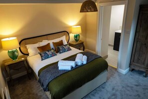 6 chambres, bureau, fer et planche à repasser, lit de bébé portatif