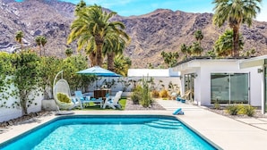 A swimming pool with a mountain backdrop, surrounded by palm trees and a modern house. - REGAL Palm Springs - Palm Springs Paradise: Your Private Poolside Retreat Awaits (Palm Springs)