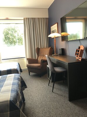 Caja de seguridad en la habitación y espacio para trabajar con laptop 