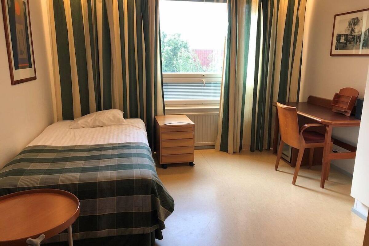 Värdeförvaringsskåp på rummet, arbetsyta för laptop och ljudisolering