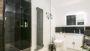 Cottage | Bathroom | Shower